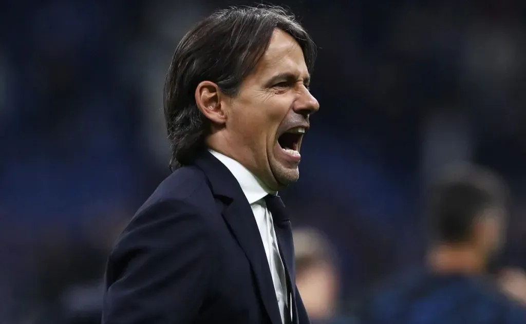 Inzaghi, fala do Bayern de Munique, em campo, com terno preto e camisa branca