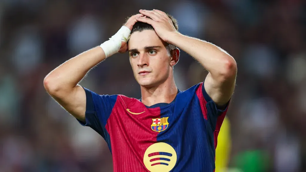 Pau Victor, em campo, com a camisa vinho e azul do Barcelona