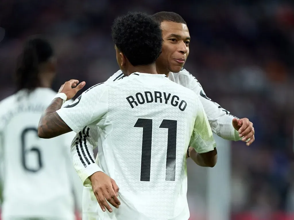 Rodrygo e Mbappé, em campo, com a camisa branca do Real Madrid