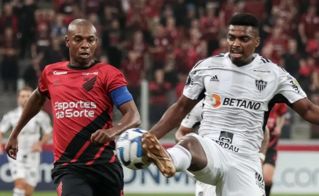Fernandinho em partida contra o Atlético Mineiro. Foto: Robson Mafra/AGIF