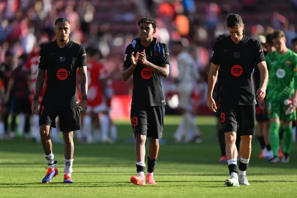 Raphinha, Lamine Yamal e Lewandowski pelo Barcelona. A diretoria entende que não contratará jogadores para o setor ofensivo na próxima janela, segundo o portal MARCA. Com isso, descartou a chegada de Nico Williams. (Photo by David Ramos/Getty Images)