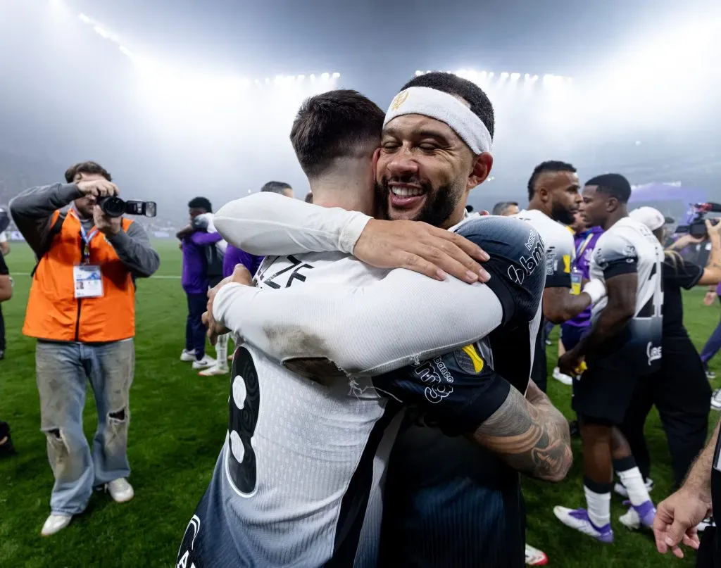 Garro e Memphis, em campo, com a camisa branca do Corinthians. Foto: Rodrigo Coca/Agência Corinthians