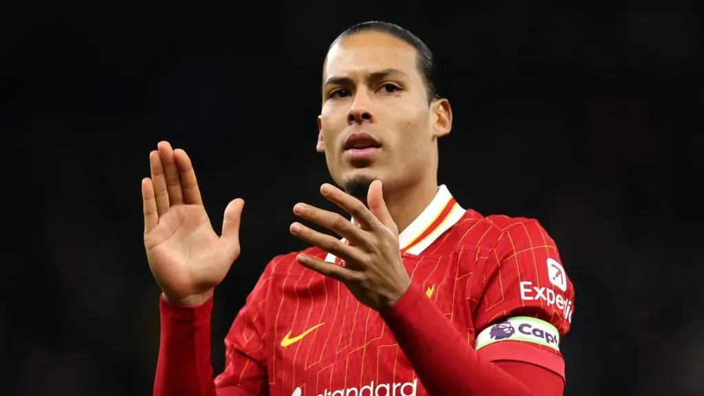 Van Dijk, zagueiro do Liverpool, em campo, com a camisa vermelha. (Photo by Alex Pantling/Getty Images)