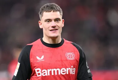 Wirtz, em campo, com a camisa vermelha e preta do Bayer Leverkusen e alvo do Manchester City