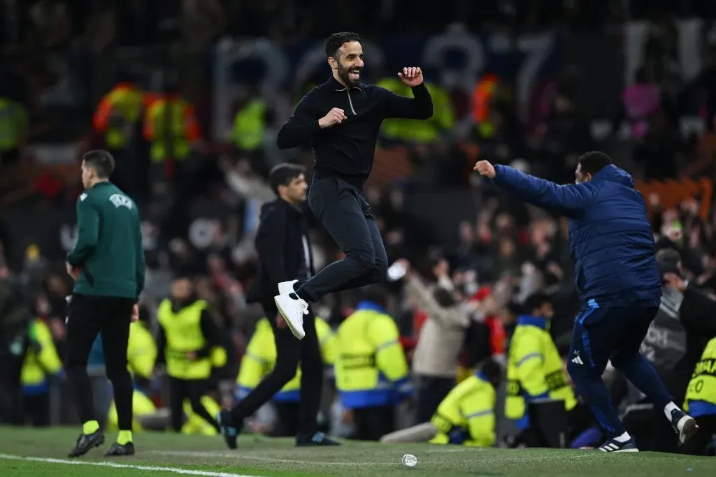 Ruben Amorim, técnico do Manchester United, comemora durante a partida de volta das quartas de final da UEFA Europa League 2024/25 entre Manchester United e Olympique Lyonnais, realizada em Old Trafford no dia 17 de abril de 2025, em Manchester, Inglaterra. (Foto de Shaun Botterill/Getty Images)