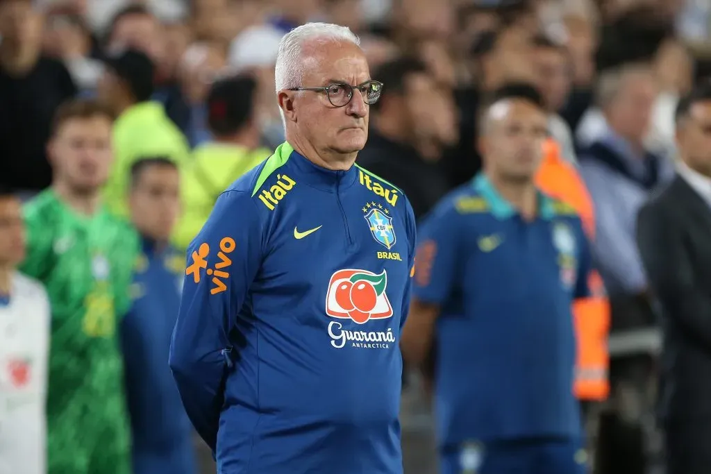 Dorival, alvo do Corinthians, em campo, com a camisa azul da Seleção Brasileira