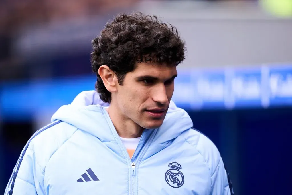 Jesus Vallejo com a jaqueta branca do Real Madrid