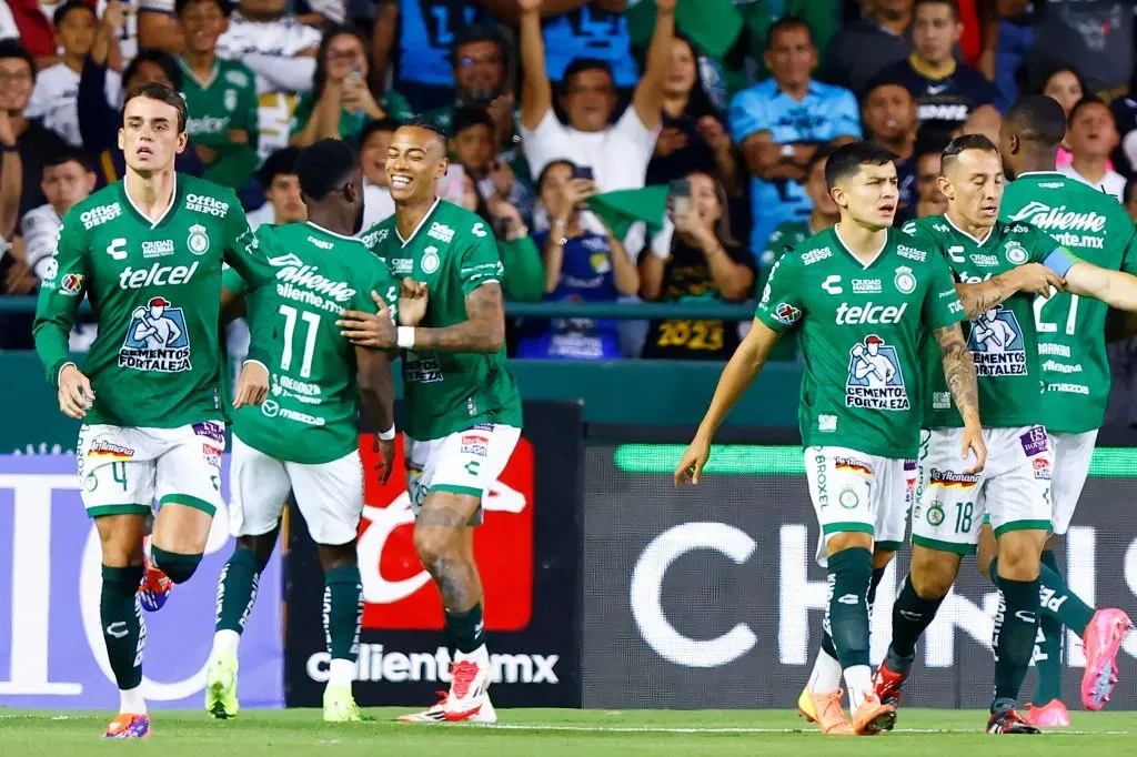 Jhonder Cádiz (à esquerda) do León comemora após marcar o primeiro gol de sua equipe com os companheiros durante a partida da 13ª rodada entre León e Pumas UNAM, válida pelo Torneio Clausura 2025 da Liga MX, no Estádio León, em 30 de março de 2025, em León, México. (Foto de Leopoldo Smith/Getty Images)