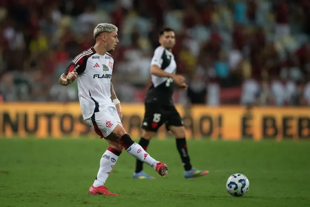 Varela jogador do Flamengo durante partida contra o Vasco no estádio Maracanã pelo campeonato Brasileiro A 2025. Foto Thiago RibeiroAGIF