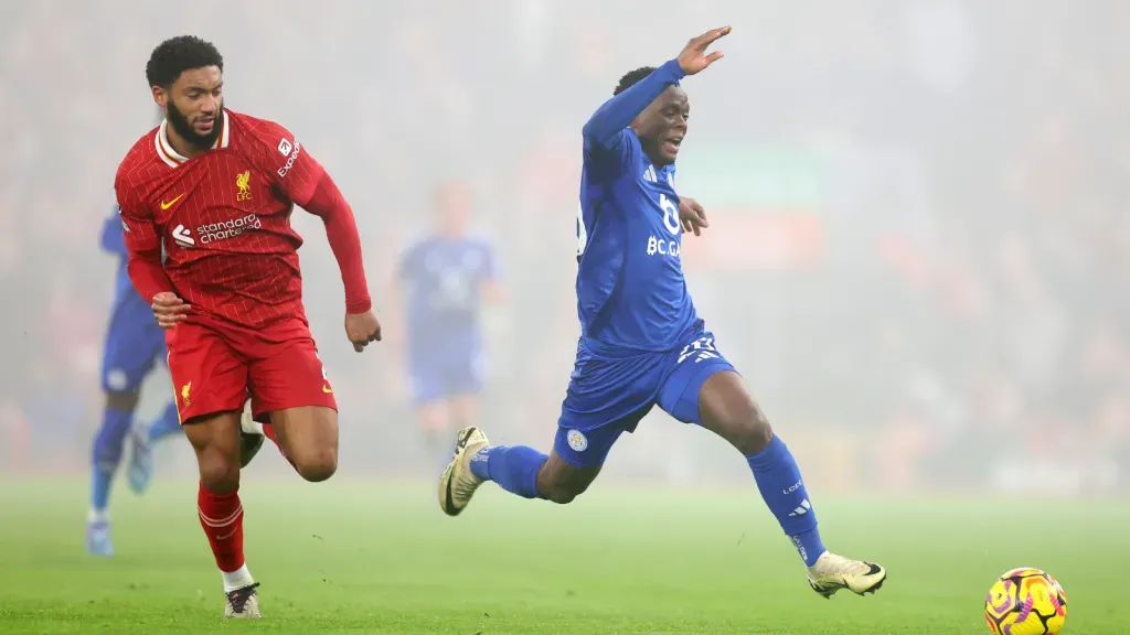 Patson Daka correndo após marcação de Joe Gomez, do Liverpool (Photo by Jan Kruger/Getty Images)