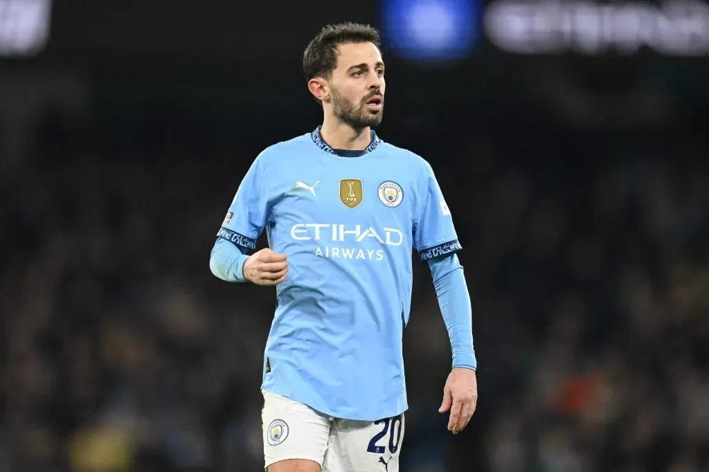Bernardo Silva, do Manchester City, observa o jogo durante a partida da Premier League entre Manchester City e Chelsea, no Etihad Stadium, em 25 de janeiro de 2025, em Manchester, Inglaterra. (Foto de Michael Regan/Getty Images)