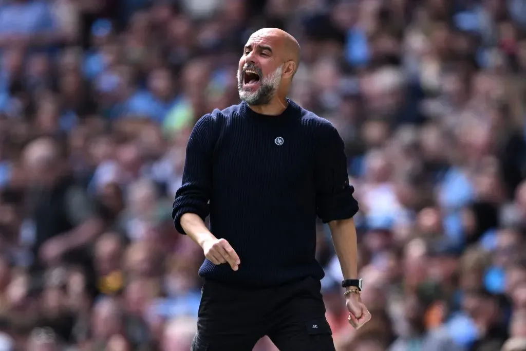 Guardiola de casaco preto