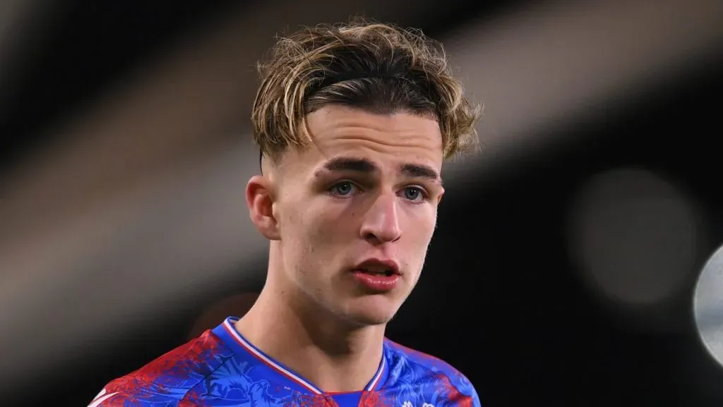 Jesse Derry, do Crystal Palace, observa o jogo durante a partida da terceira fase da FA Youth Cup entre Manchester City e Crystal Palace no Estádio Joie, em 6 de dezembro de 2024, em Manchester, Inglaterra. (Foto de Ben Roberts/Getty Images)