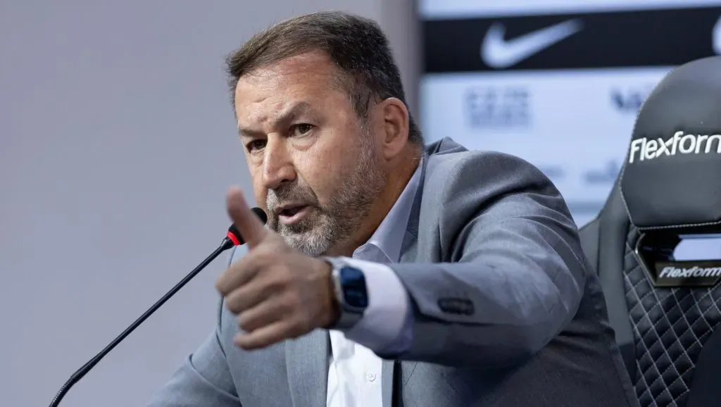 Augusto Melo, presidente do Corinthians, de terno cinza. Foto: Rodrigo Coca/AG. Corinthians
