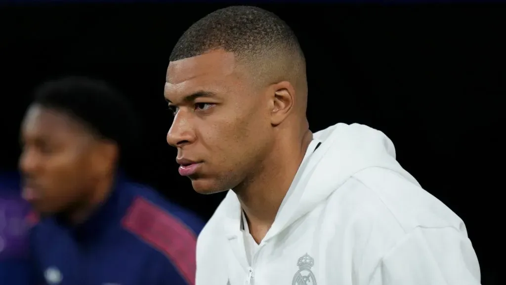 Mbappé, em campo, com jaqueta branca do Real Madrid (Photo by Angel Martinez/Getty Images)
