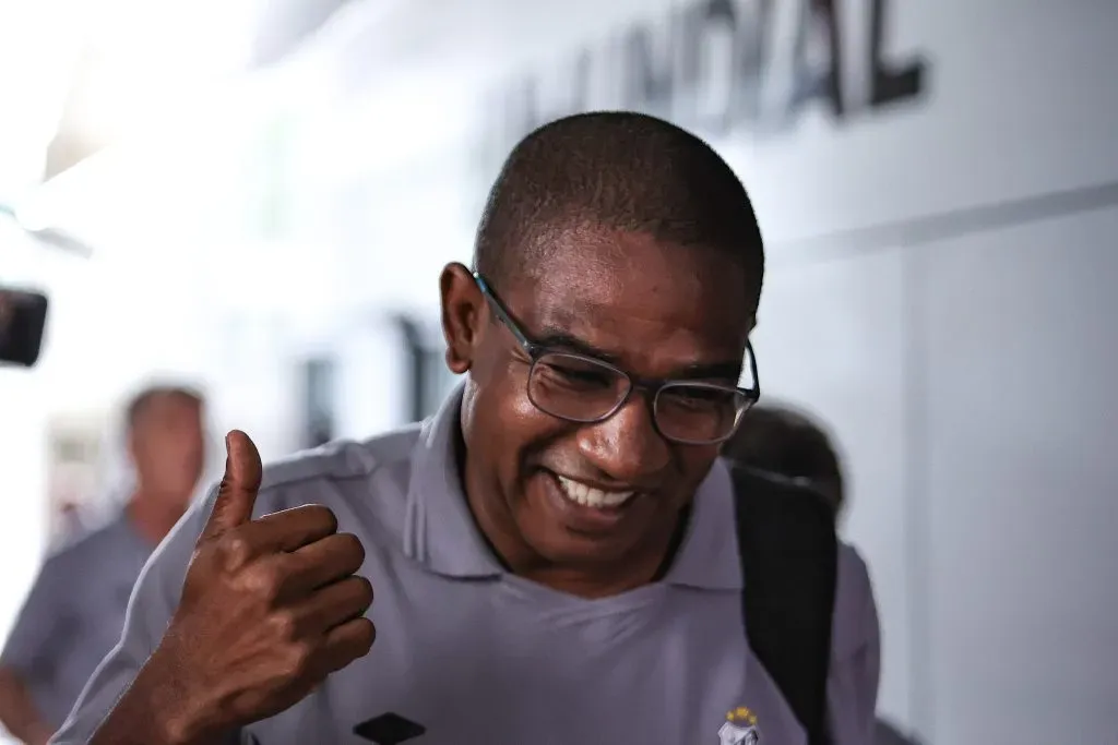 César Sampaio técnico do Santos antes da partida contra o São Paulo no estádio Morumbi pelo campeonato Brasileiro A 2025. Foto Fabio GiannelliAGIF