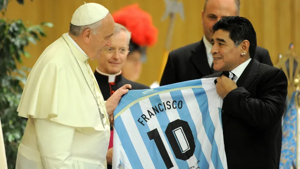 Papa Francisco recebe camisa da Argentina de Diego Maradona (Photo by Pier Marco Tacca/Getty Images)