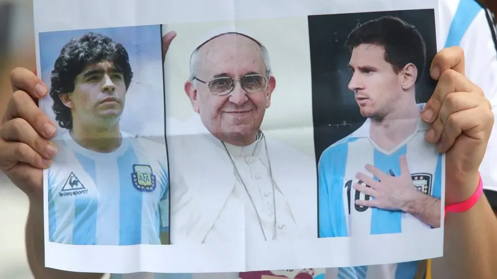 Papa Francisco nunca escondeu seu amor pelo futebol. Foto: Alexander Hassenstein/Getty Images