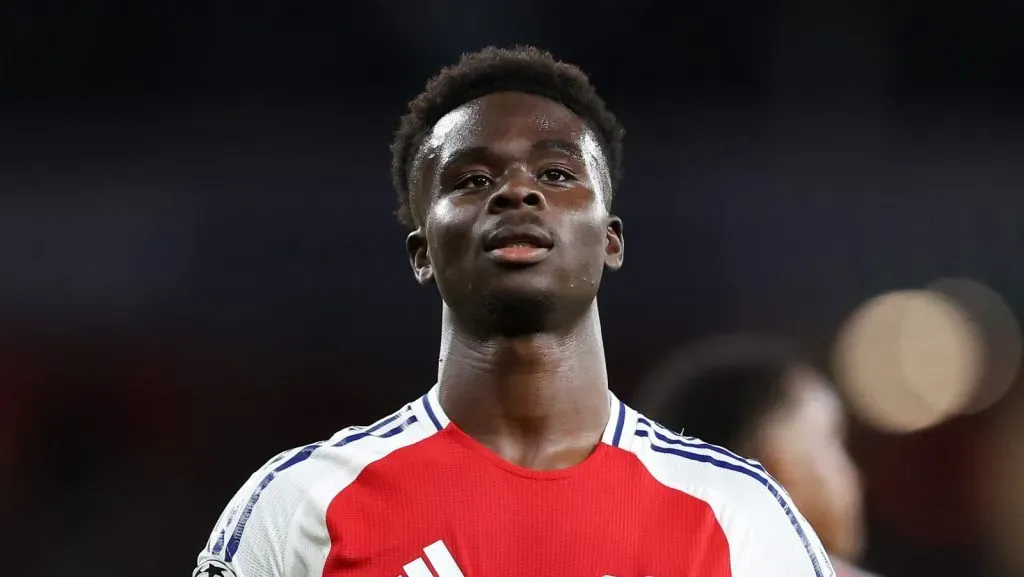 Saka, jogador com a camisa vermelha do Arsenal e alvo do Real Madrid