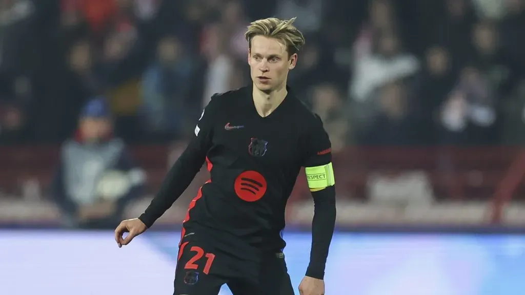 De Jong com a bola dominada no Barcelona, usando o uniforme preto do clube