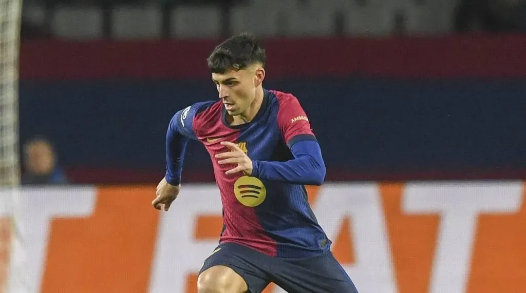 Pedri conduzindo a bola no jogo entre Barcelona v Stade Brestois pela Champions League (IMAGO / CordonPress)