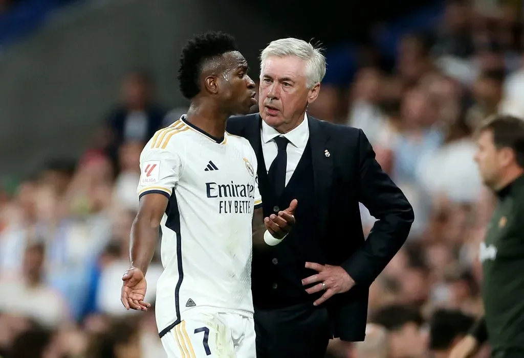 Vini Jr com Carlo Ancelotti. Foto: Florencia Tan Jun/Getty Images