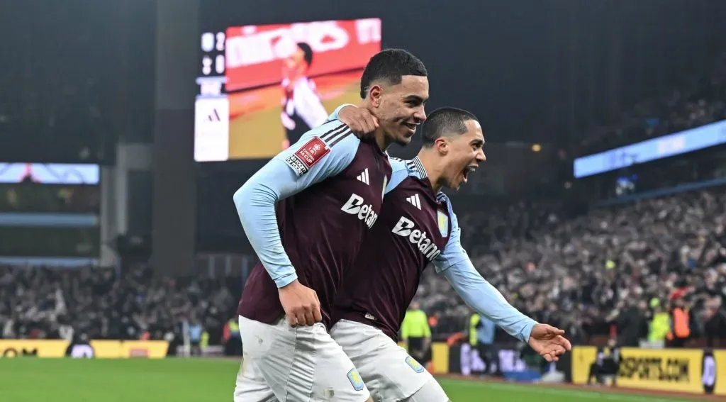 Morgan Rogers comemora gol marcado em partida diante do Tottenham. Foto: Sportimage Ltd / Alamy Stock Photo
