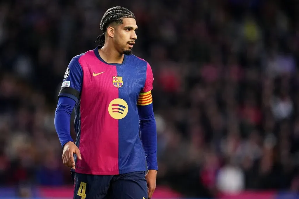 Ronald Araújo pelo Barcelona. (Photo by Aitor Alcalde/Getty Images)