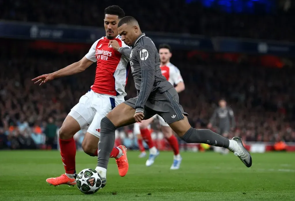 Kylian Mbappé, do Real Madrid, protege a bola contra o Arsenal durante a partida de ida das quartas de final da UEFA Champions League 2024/25 entre Arsenal FC e Real Madrid C.F., no Estádio do Arsenal, em 8 de abril de 2025, em Londres, Inglaterra. (Foto de Justin Setterfield/Getty Images)