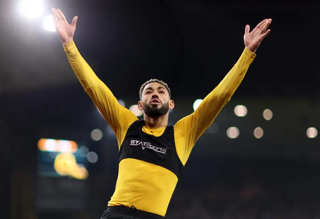 Matheus Cunha, do Wolverhampton Wanderers, comemora o gol que marcou para sua equipe durante a partida da Premier League entre Wolverhampton Wanderers FC e Aston Villa FC no Molineux em 1º de fevereiro de 2025, em Wolverhampton, Inglaterra. (Foto por Naomi Baker/Getty Images)