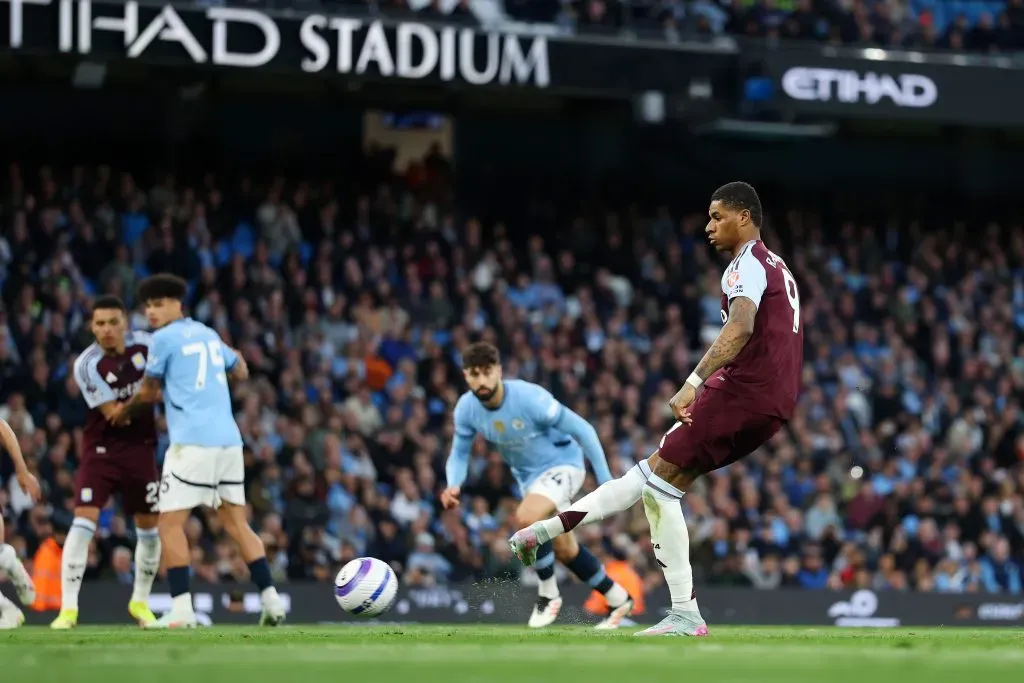 Alvo do Barcelona, Rashford, em campo, com a camisa vinho e azul do Aston Villa