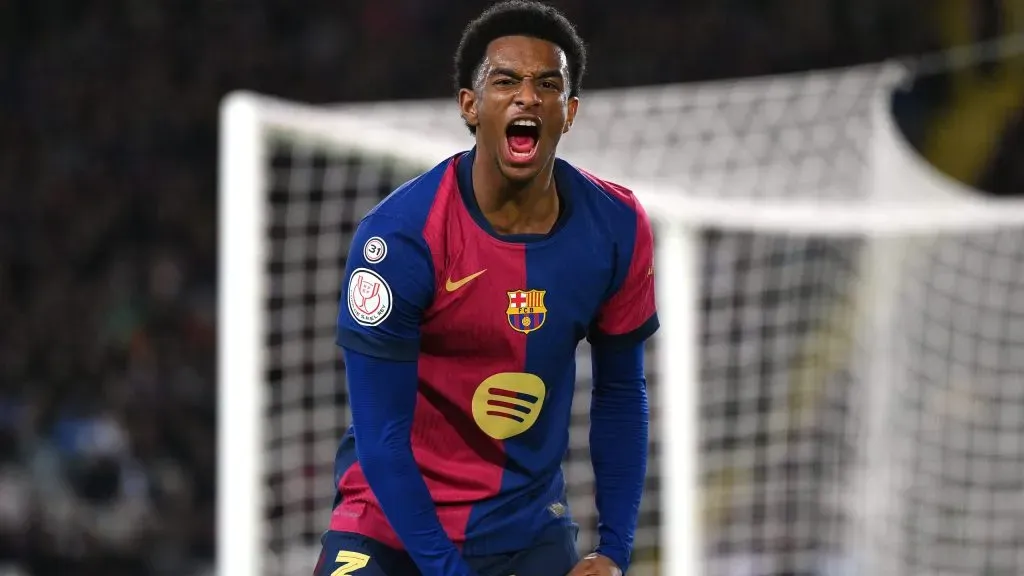 Alejandro Balde em jogo do Barcelona. Foto: David Ramos/Getty Images