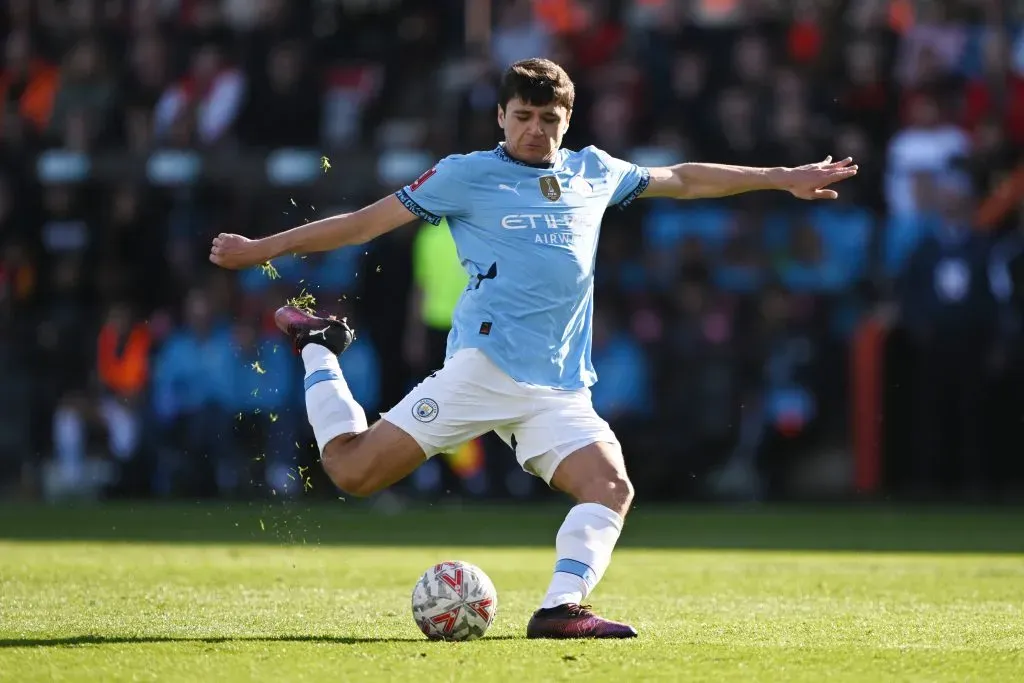 Abdukodir Khusanov, jovem zagueiro do Manchester City de 21 anos, pode deixar o clube inglês para ter mais oportunidades e continuar se desenvolvendo em campo. A diretoria acredita no jogador para os planos de longo prazo, já que ele é jovem e assinou contrato em janeiro deste ano até 2029 (Photo by Mike Hewitt/Getty Images)