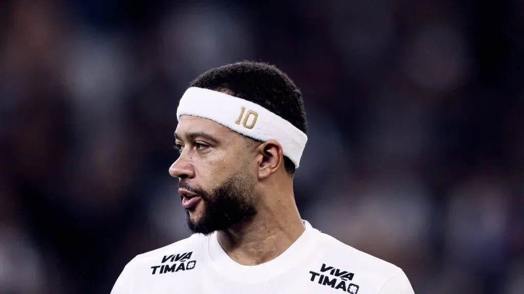Memphis, em campo, de camisa branca e faixa branca, pelo Corinthians. Foto: Rodrigo Coca/Agência Corinthians