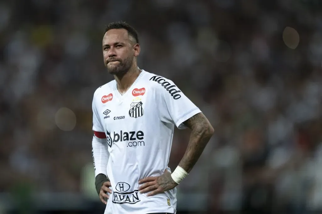 Neymar jogador do Santos lamenta durante partida contra o Fluminense no estádio Maracanã pelo campeonato Brasileiro A 2025. Foto Jorge RodriguesAGIF
