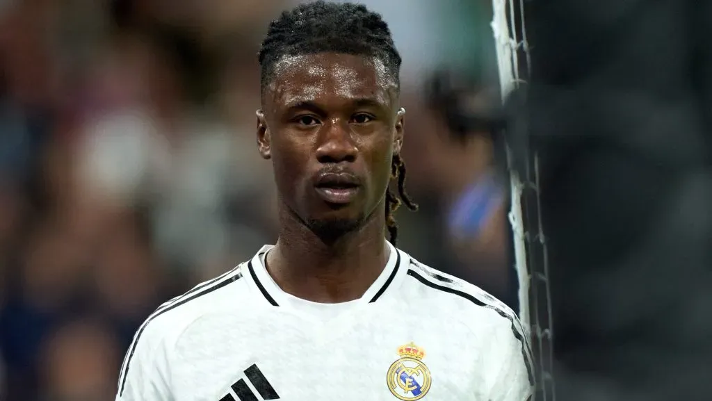 Camavinga, em campo, de camisa branca, do Real Madrid. (Photo by Angel Martinez/Getty Images)