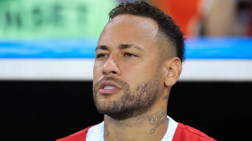Neymar, com a camisa branca e colete, pelo Santos