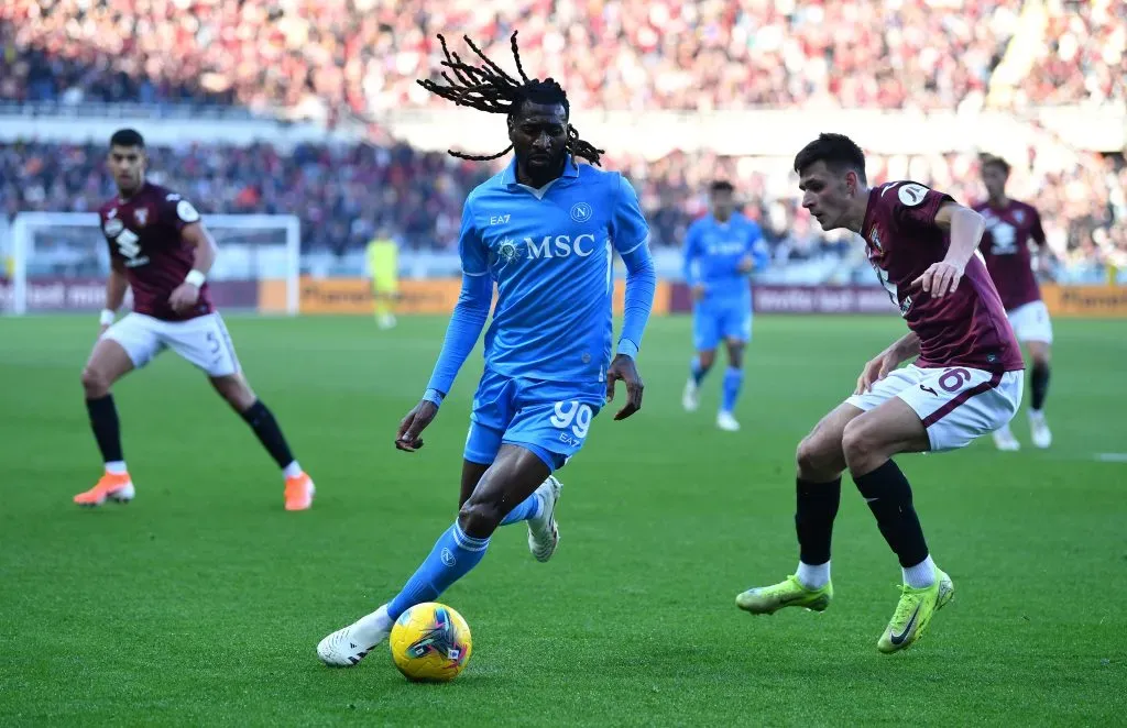 Andre-Frank Zambo Anguissa controla a bola enquanto é pressionado por Gvidas Gineitis, do Torino, durante a partida da Serie A entre Torino e Napoli no Estádio Olímpico de Turim, em 1º de dezembro de 2024, em Turim, Itália. (Foto de Valerio PennicinoGetty Images)
