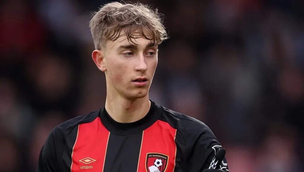 Dean Huijsen, alvo do Real Madrid, em camop, de camisa preta e vermelha, do Bournemouth (Photo by Warren Little/Getty Images)
