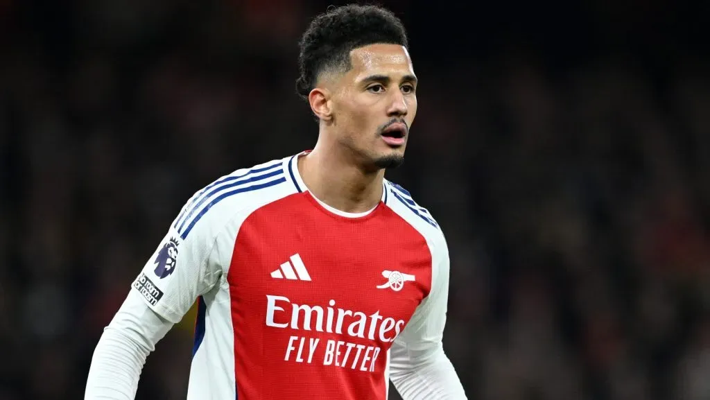 Saliba em campo pelo Arsenal (Photo by Justin Setterfield/Getty Images)