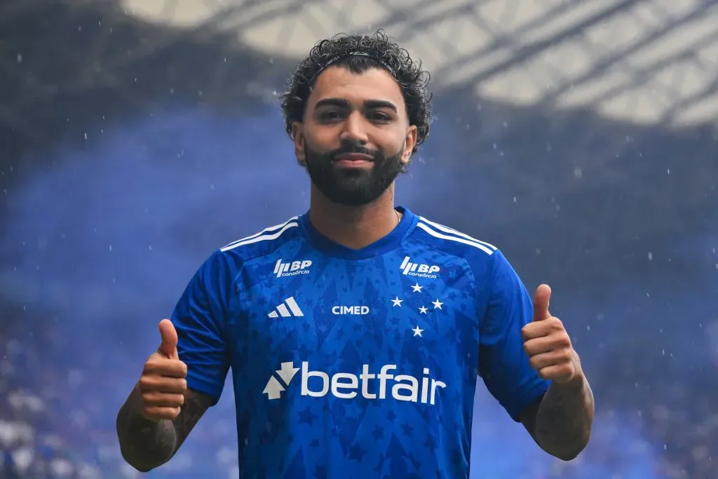 Gabriel Barbosa defende as cores do Cruzeiro após deixar o Flamengo. Augusto Melo, presidente do Corinthians, comentou que teve conversas com o atacante quando ele ainda defendia o clube carioca, porém, não descartou uma possibilidade de tentar o atleta novamente: “Quem sabe, né, porque jogador é assim, uma hora, assina contrato” (Photo by Pedro Vilela/Getty Images)