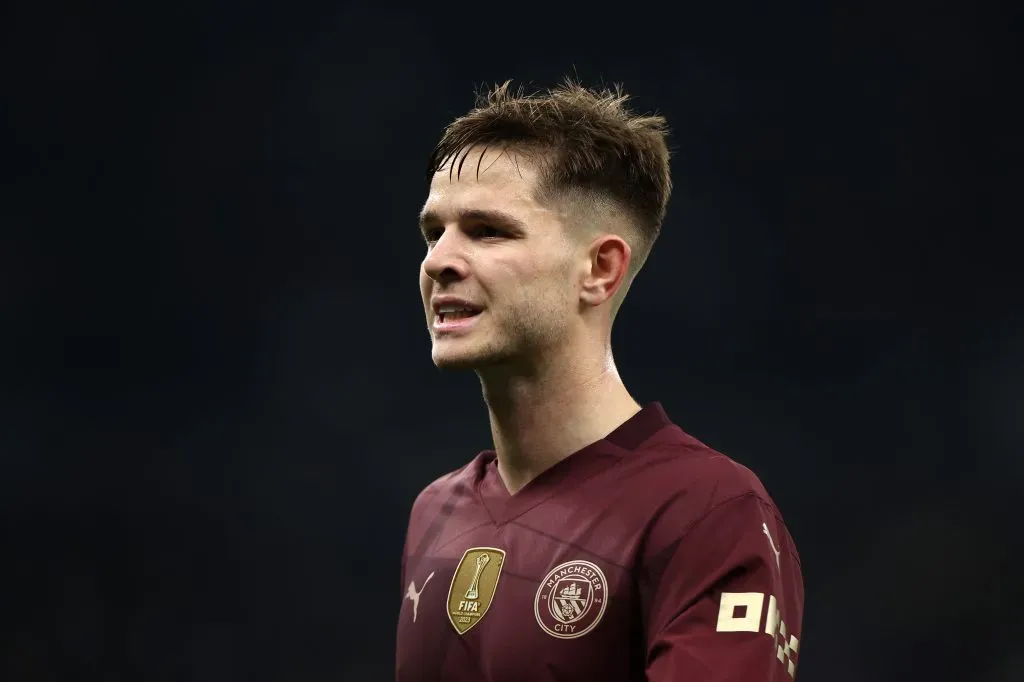James McAtee em jogo do Manchester City pela Carabao Cup (Photo by Alex Pantling/Getty Images)