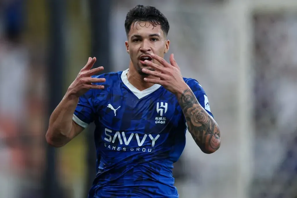 Marcos Leonardo, com a camisa azul do AL-HIlal