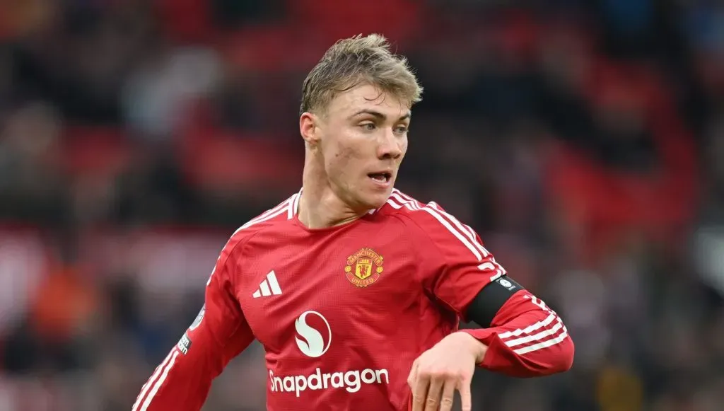 Rasmus Hojlund em campo pelo Manchester United (Michael Regan/Getty Images)