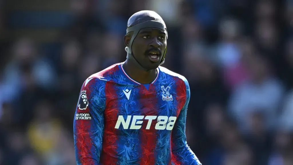 Jean-Philippe Mateta, do Crystal Palace, observa o jogo durante a partida da Premier League entre Crystal Palace FC e Brighton & Hove Albion FC no Selhurst Park, em 5 de abril de 2025, em Londres, Inglaterra. (Foto de Mike Hewitt/Getty Images)