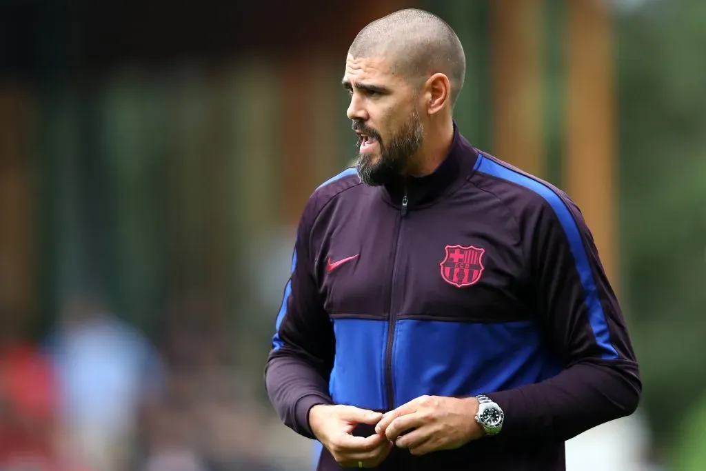 Victor Valdés, técnico do time Sub-19 do FC Barcelona, dá instruções aos seus jogadores à beira do campo durante a partida da Otten Cup entre PSV Eindhoven e FC Barcelona, realizada em De Herdgang, o centro de treinamento e campo da academia de jovens do PSV Eindhoven, em 17 de agosto de 2019, em Eindhoven, Países Baixos. (Foto de Dean Mouhtaropoulos/Getty Images)