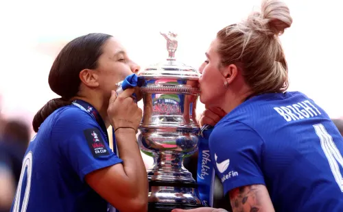 Sam Kerr comemora o título do Chelsea da Women's FA Cup (Photo by Clive Rose/Getty Images)