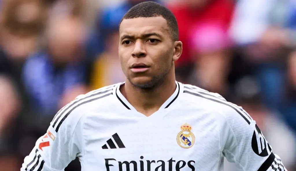 Mbappé, em campo, com a camisa branca do Real Madrid. (Photo by Juan Manuel Serrano Arce/Getty Images)