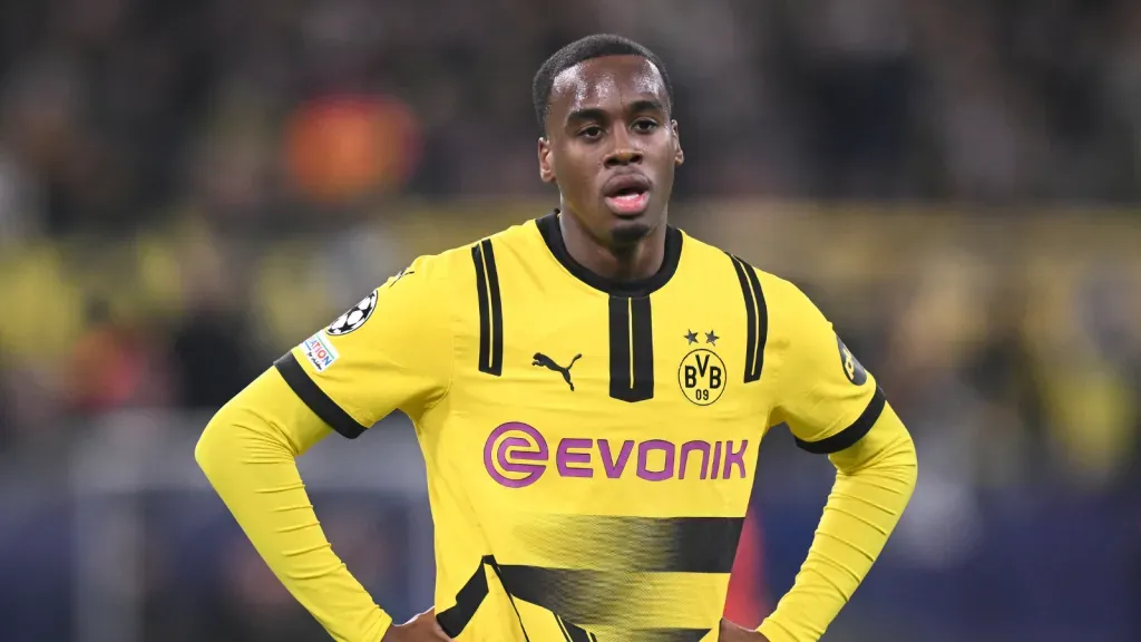 Jamie Gittens em partida com a camisa do Borussia Dortmund (Photo by Stuart Franklin/Getty Images)