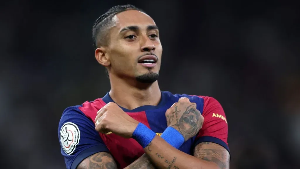 Raphinha comemorando gol pelo Barcelona. Foto: Yasser Bakhsh/Getty Images